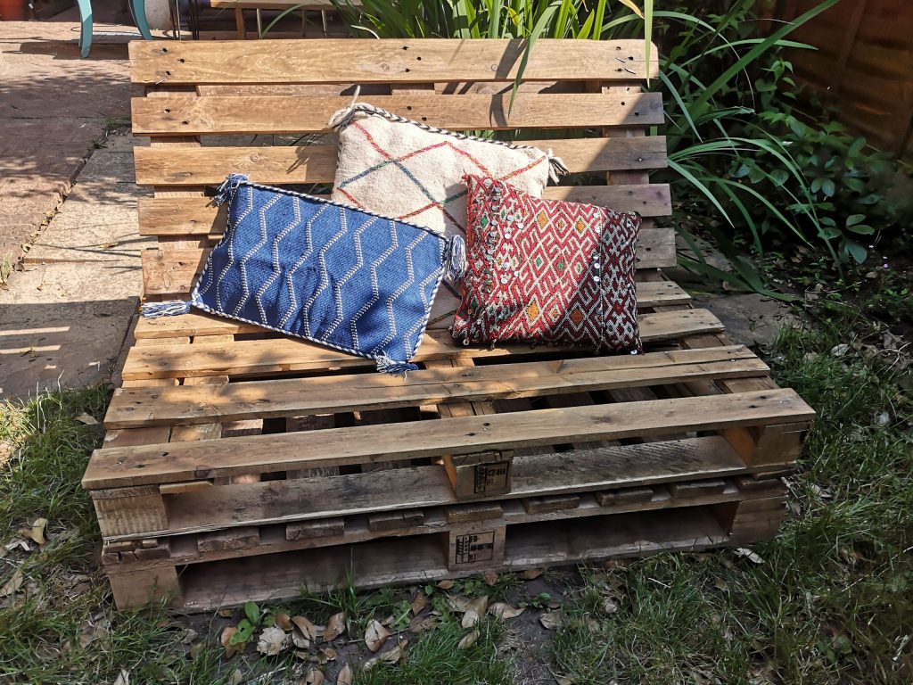 How to make a pallet sofa for your garden with minimal tools